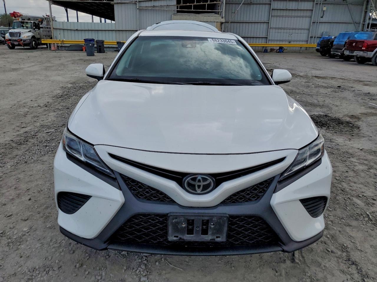 2020 Toyota Camry Se - Фото 5
