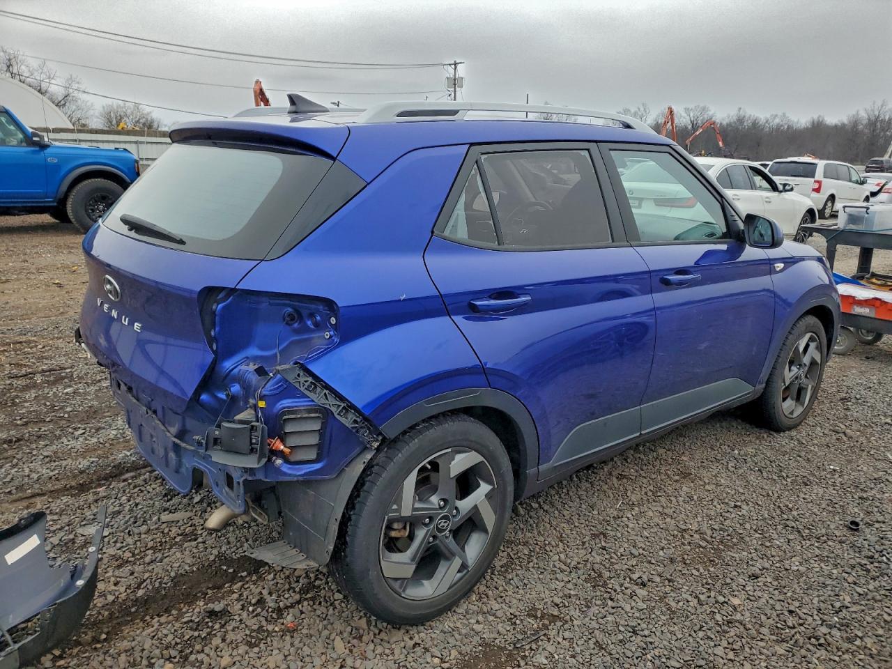 2022 Hyundai Venue Sel - Image 3