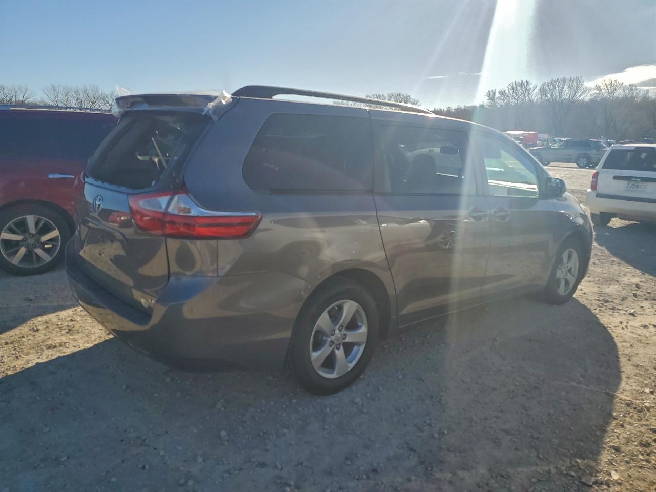 2016 Toyota Sienna Le - Image 3