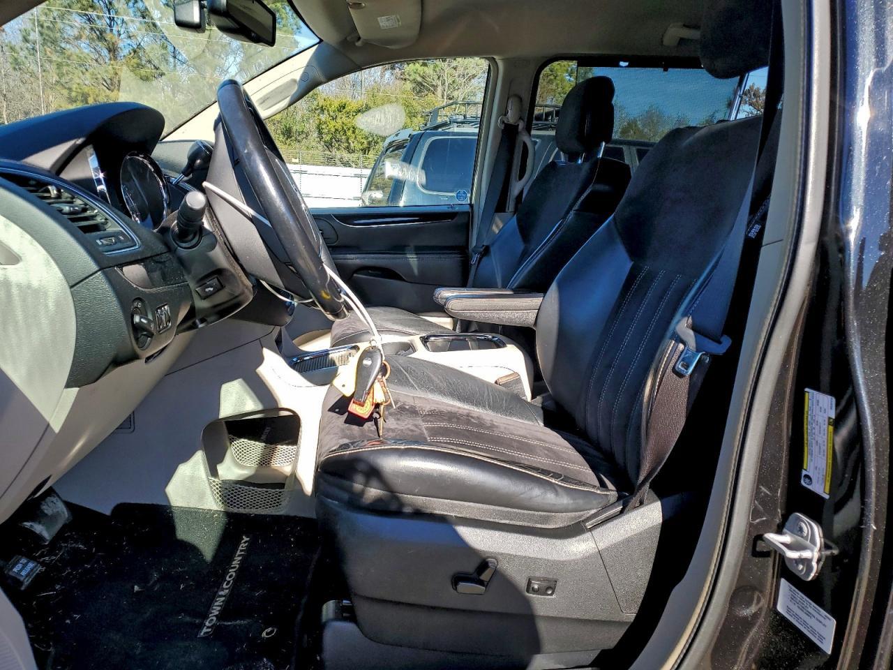 2014 Chrysler Town & Country Touring L - Image 7