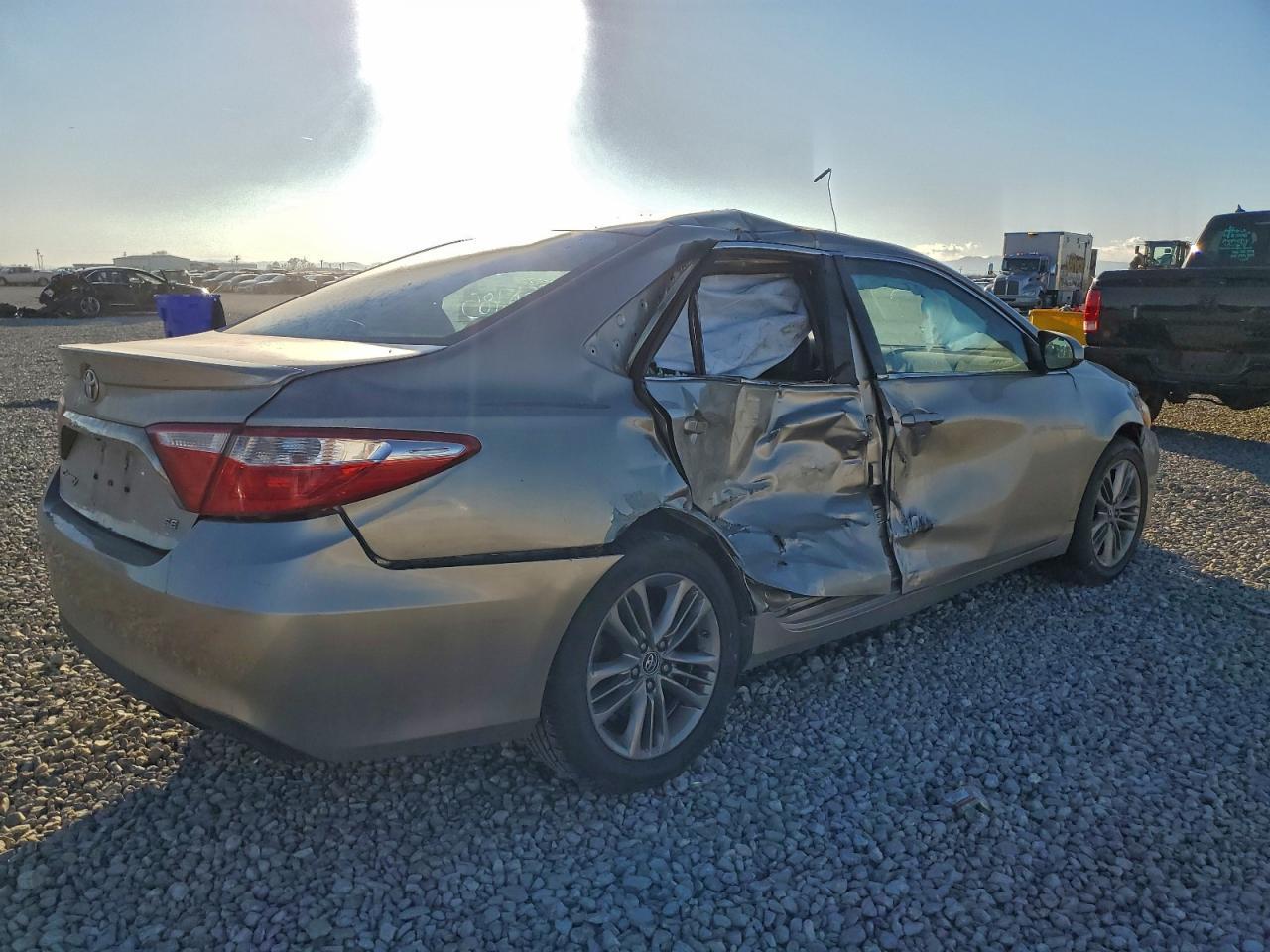 2016 Toyota Camry Le - Фото 3