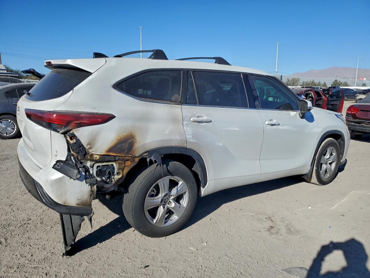 2022 Toyota Highlander L - Фото 3