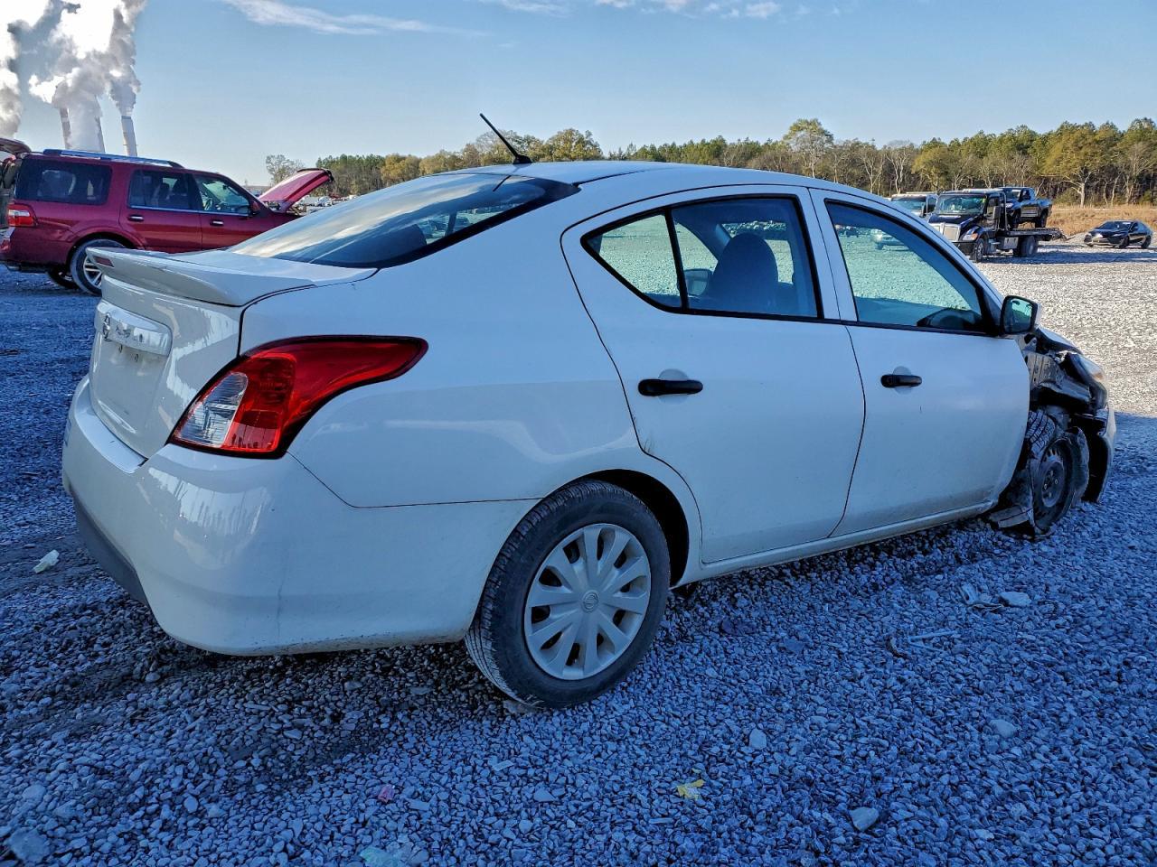 2018 Nissan Versa S - Фото 3