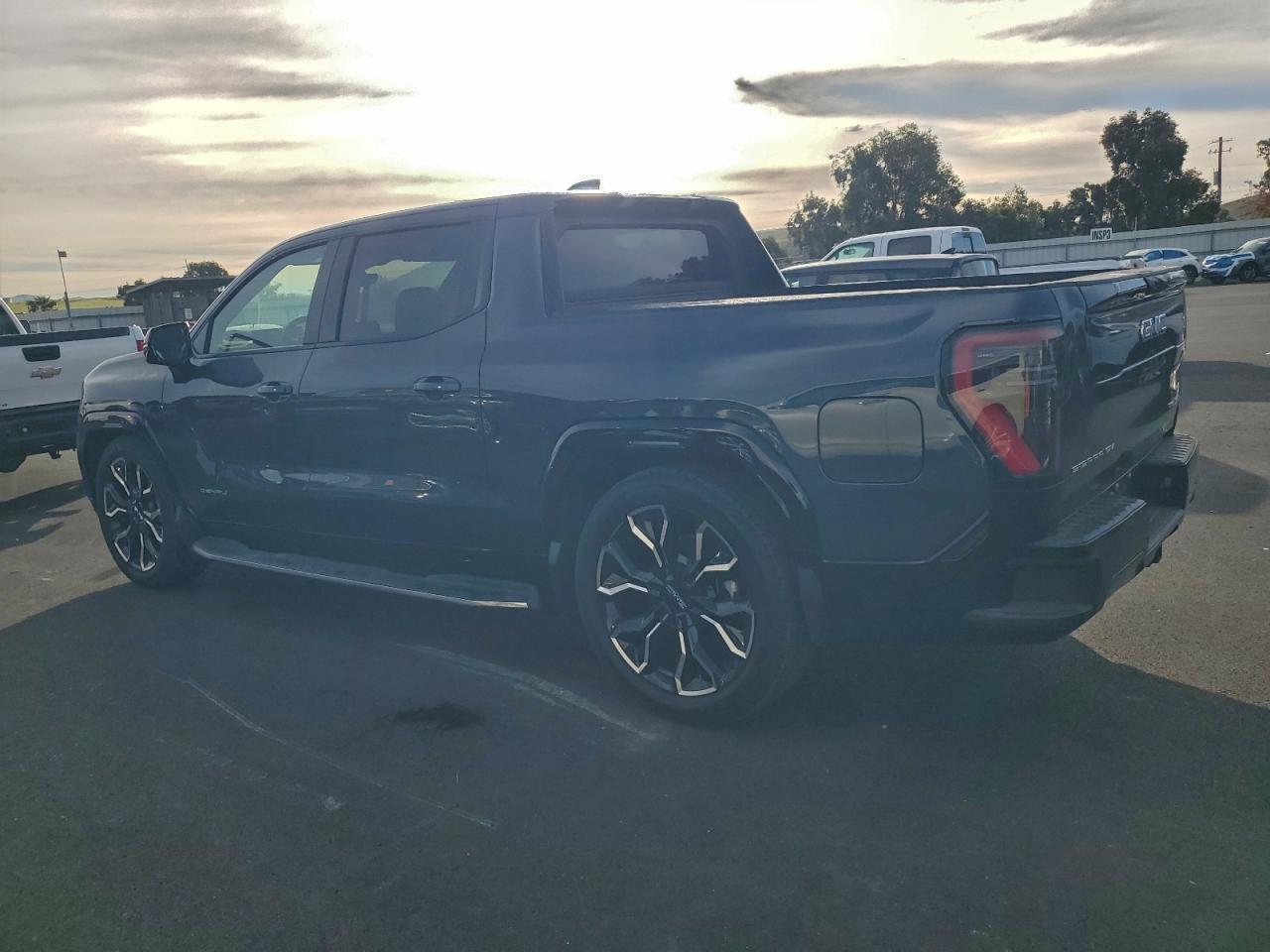 2025 GMC Sierra Denali - Image 2