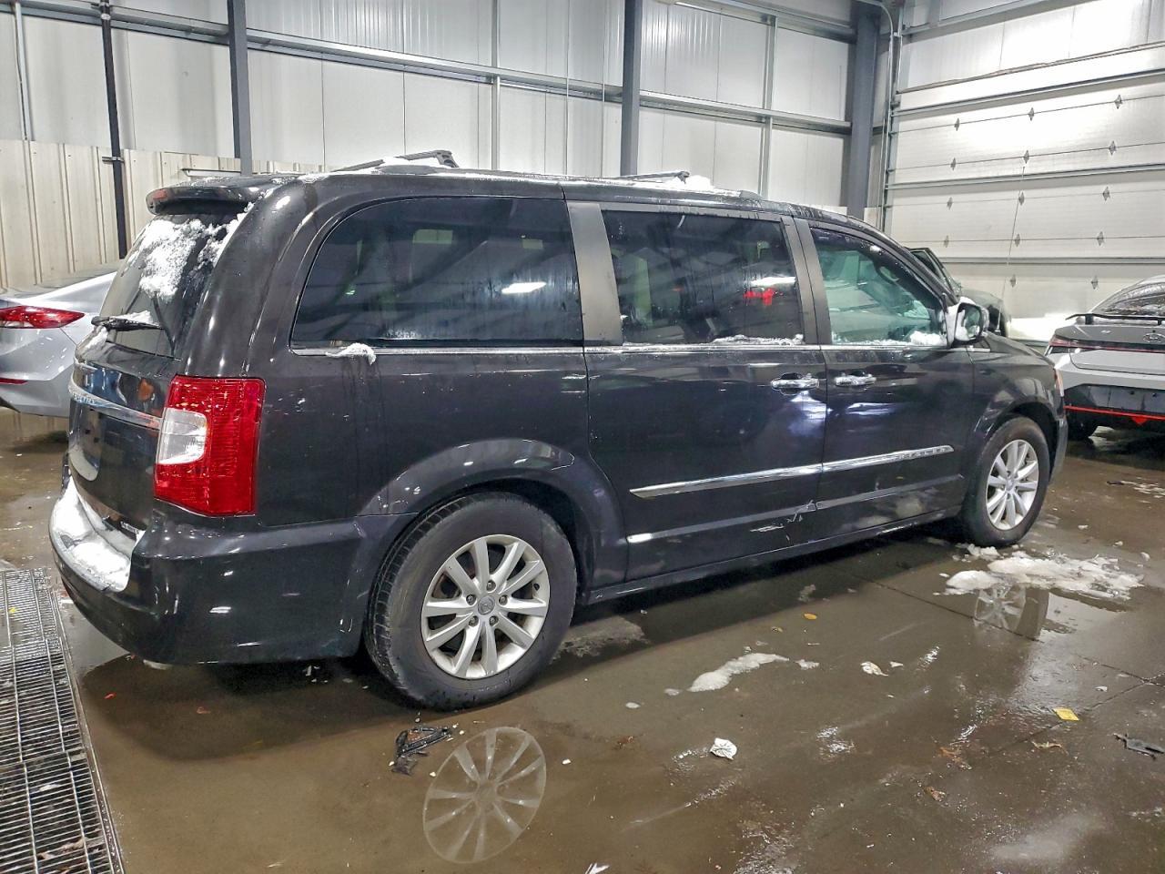 2014 Chrysler Town & Country Limited - Image 3