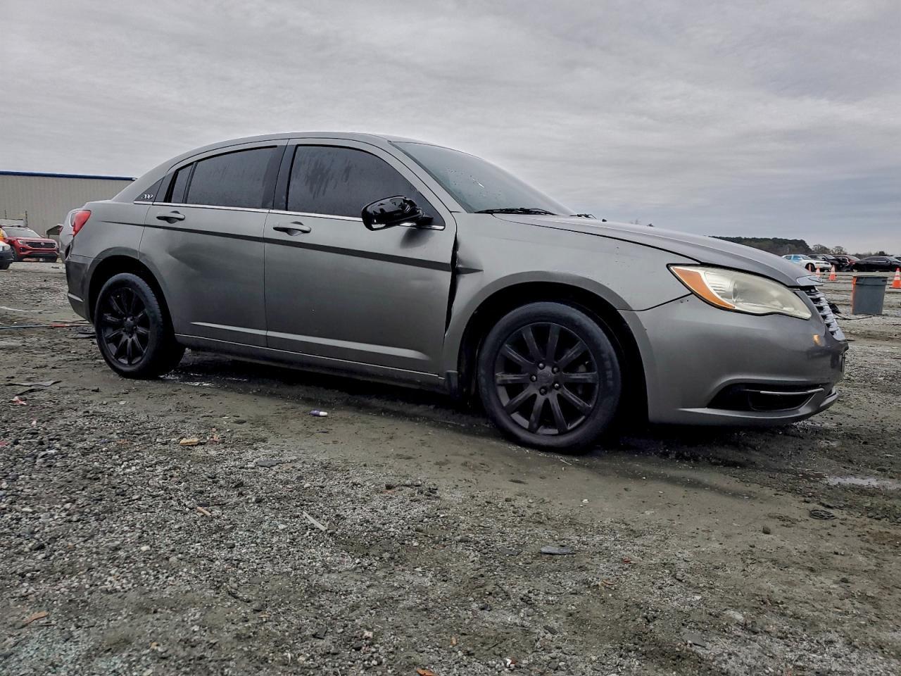 2013 Chrysler 200 Touring - Image 4
