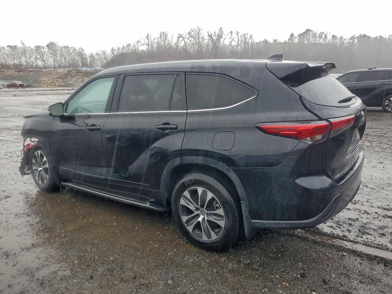 2023 Toyota Highlander L - Image 2