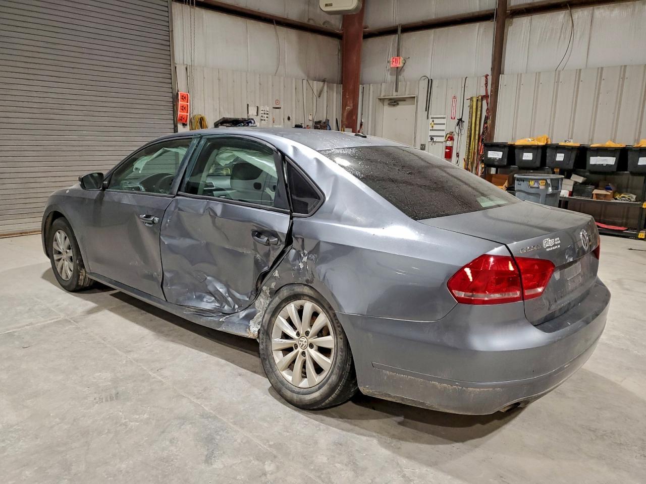 2013 Volkswagen Passat S - Фото 2