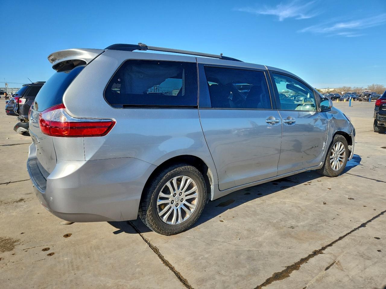 2016 Toyota Sienna Xle 8-Passenger - Фото 3