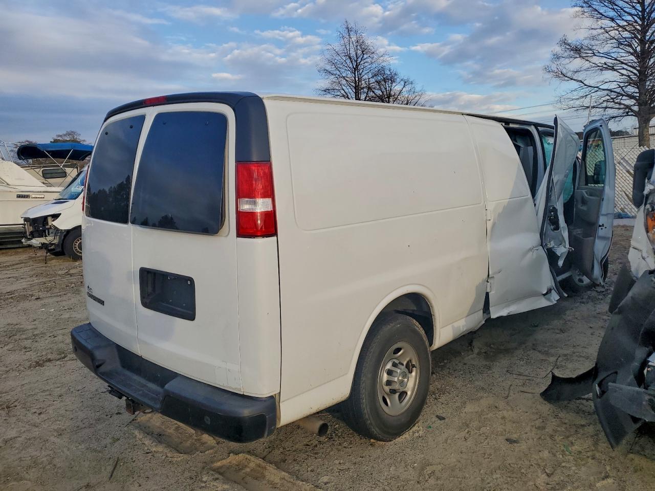 2022 Chevrolet Express G3500 - Фото 3